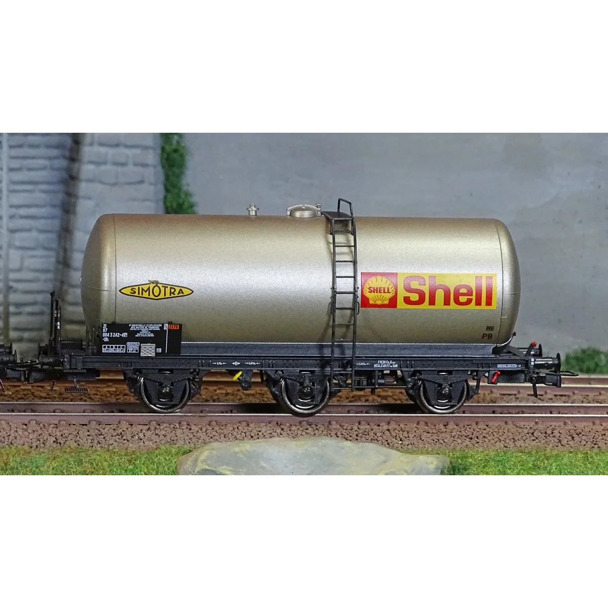 Jouef HJ6223 Set of 2 three-axle tank wagons, Shell - HJ6223
