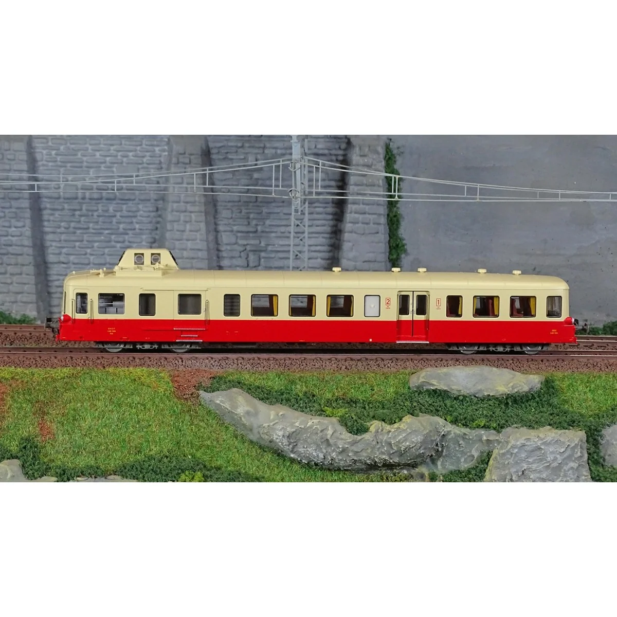 LS Models 10134S Autorail XRG 3864, Picasso, Rouge/Crème, RG, 1ère/2ème classe, Nantes, digital sonore Ls models Lsm_10134S - 2 LS Models 10134S Autorail XRG 3864, Picasso, Rouge/Crème, RG, 1ère/2ème classe, Nantes, digital sonore Ls models Lsm_10134S - 2