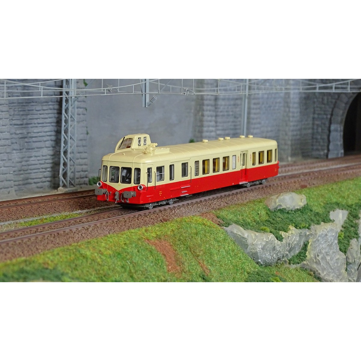 LS Models 10133 XBD 3846 Railcar, Picasso, Red/Cream, RG, 2nd Class...