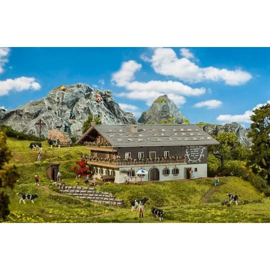 Faller 130553 Maquette, Grande ferme alpine Faller Faller_130553 - 1 Faller_130553-Maquette, Grande ferme alpine - Faller 130553
