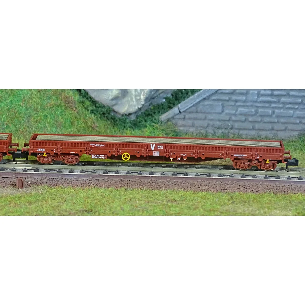MiniTrix 18290 Set of 2 flat wagons with bogies, loaded with rail p...