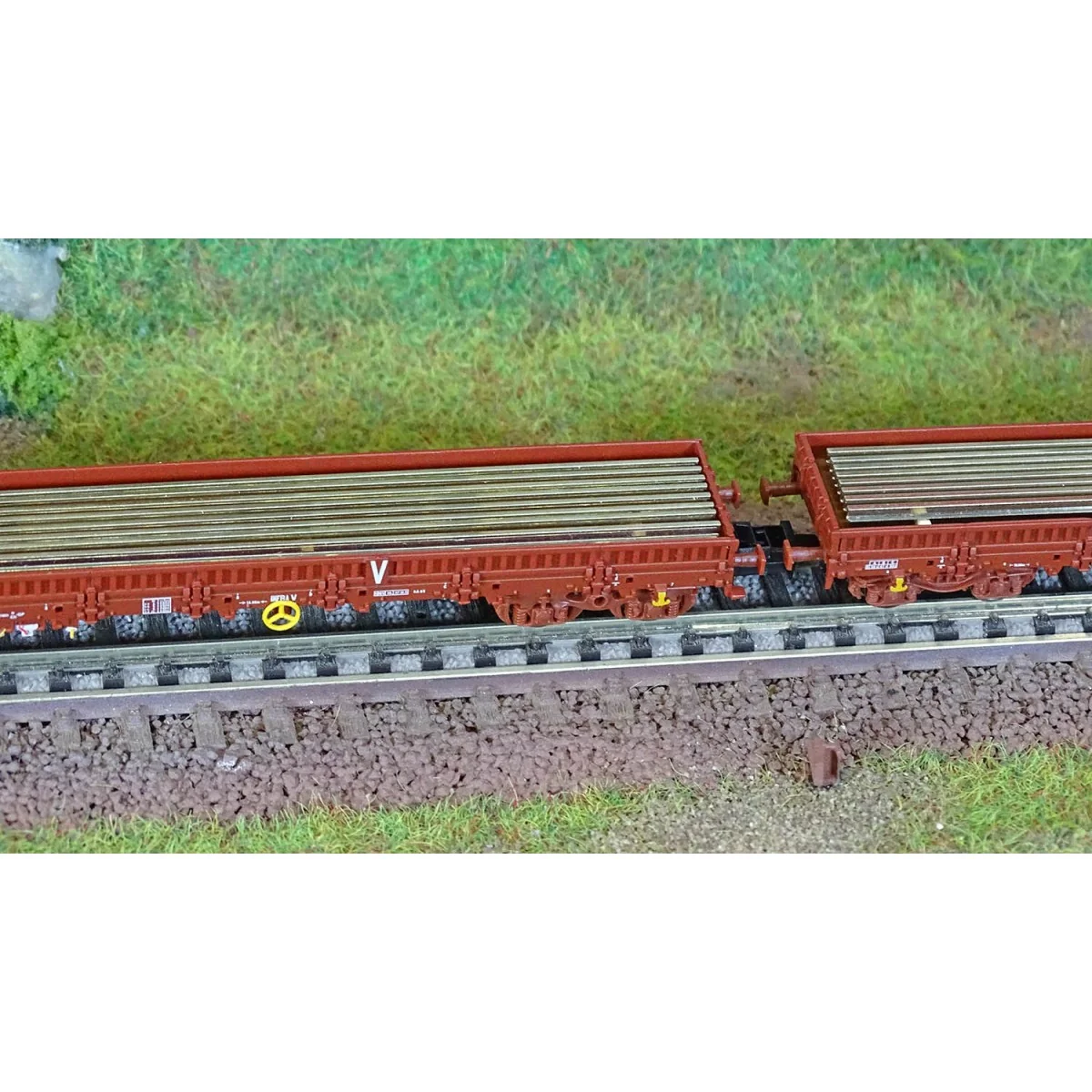 MiniTrix 18290 Set of 2 flat wagons with bogies, loaded with rail p...