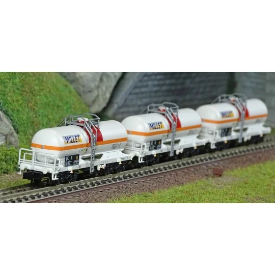 Trix_18266-MiniTrix 18266 Set of 3 bogie tank wagons, Millet, N scale