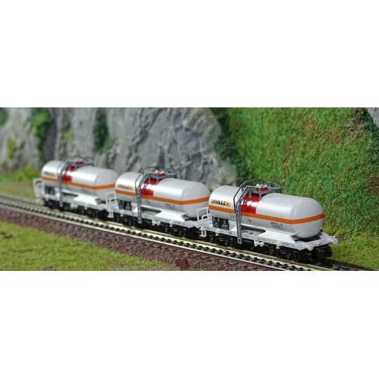 Trix_18266-MiniTrix 18266 Set of 3 bogie tank wagons, Millet, N scale