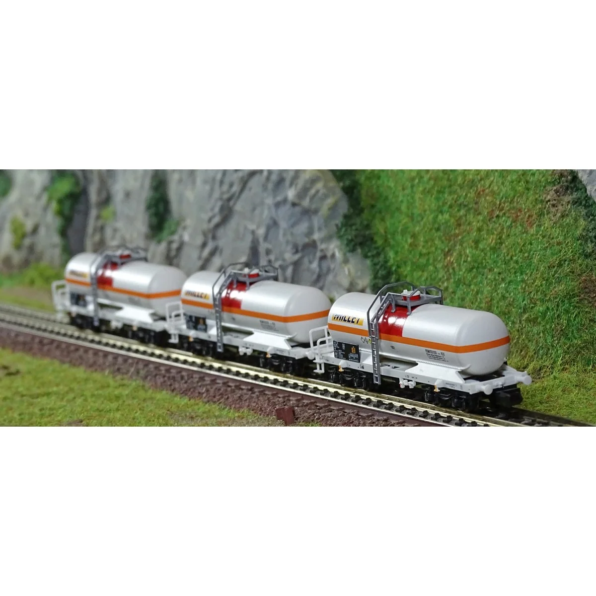 MiniTrix 18266 Set of 3 bogie tank wagons, Millet, N scale - Trix_1...
