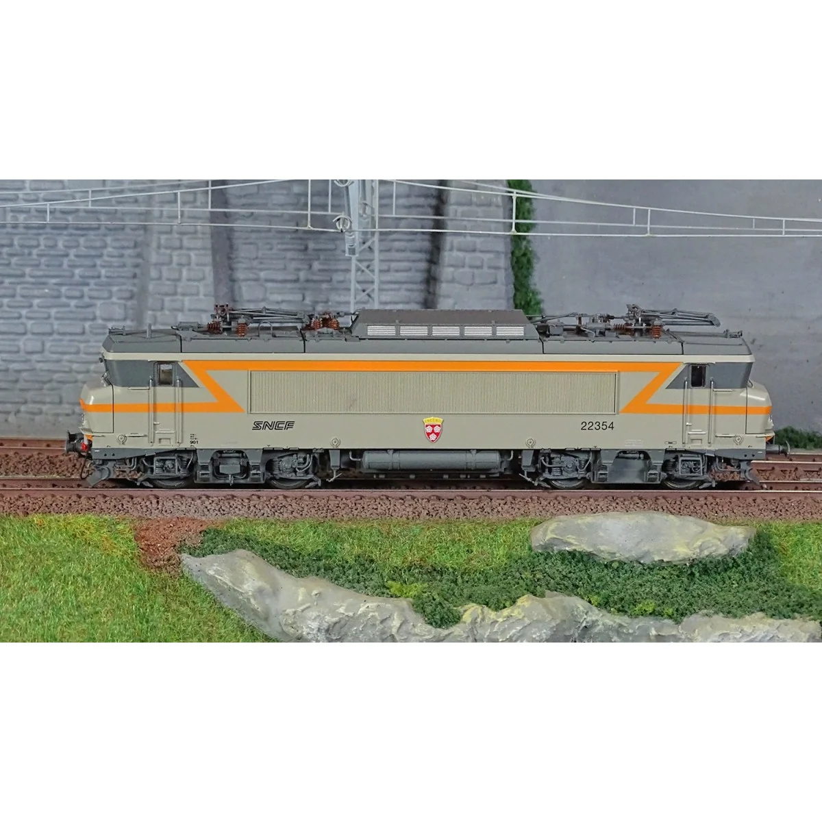LS Models 11061S SNCF BB 22354 electric locomotive, concrete grey/o...