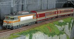 Ls Models 11004S Set Grand Confort Etendard Locomotive BB 7233 SNCF + A4Dtux + A8tu, livrée origine, sud-ouest, Sonore Ls models