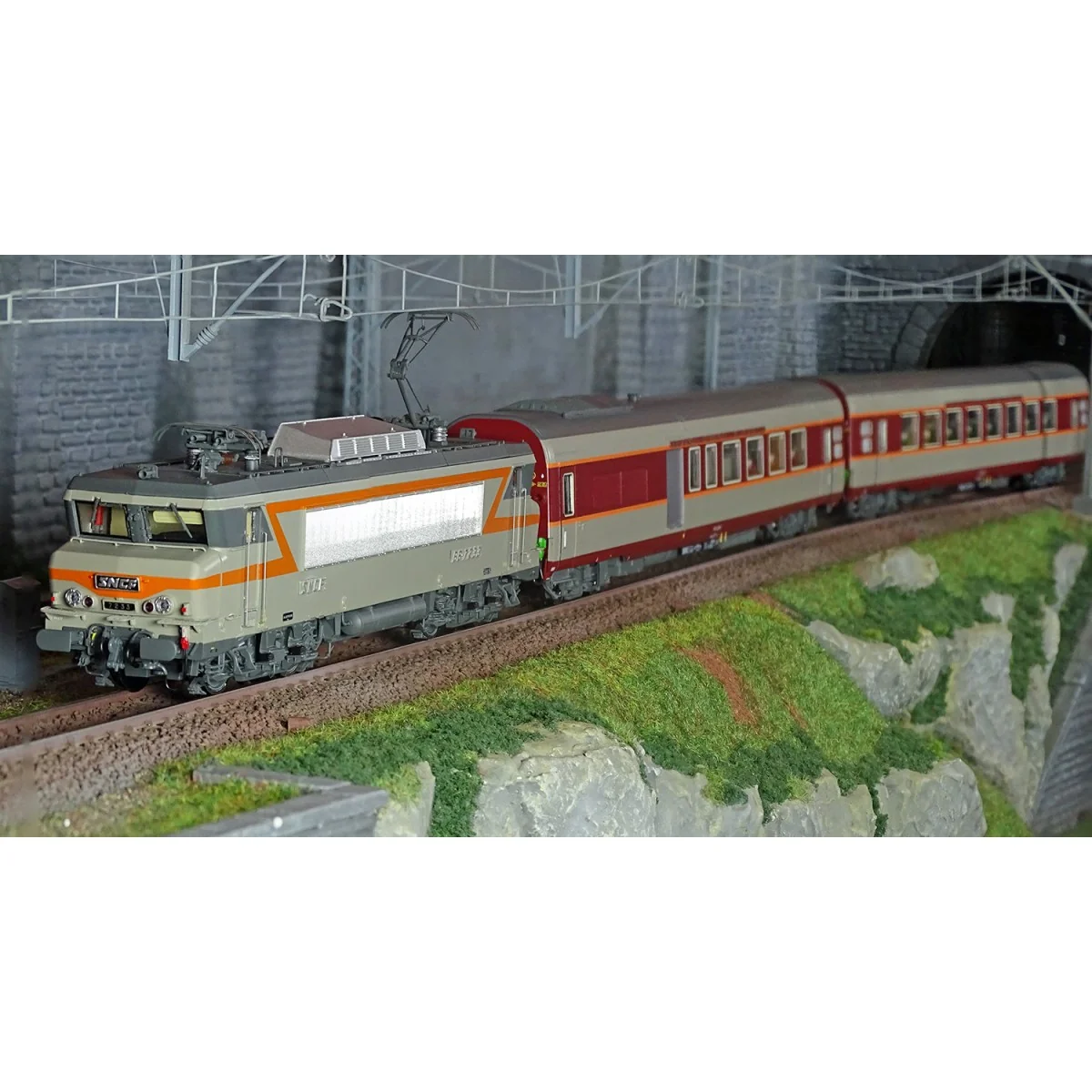 Ls Models 11004S Set Grand Confort Etendard Locomotive BB 7233 SNCF + A4Dtux + A8tu, livrée origine, sud-ouest, Sonore Ls models