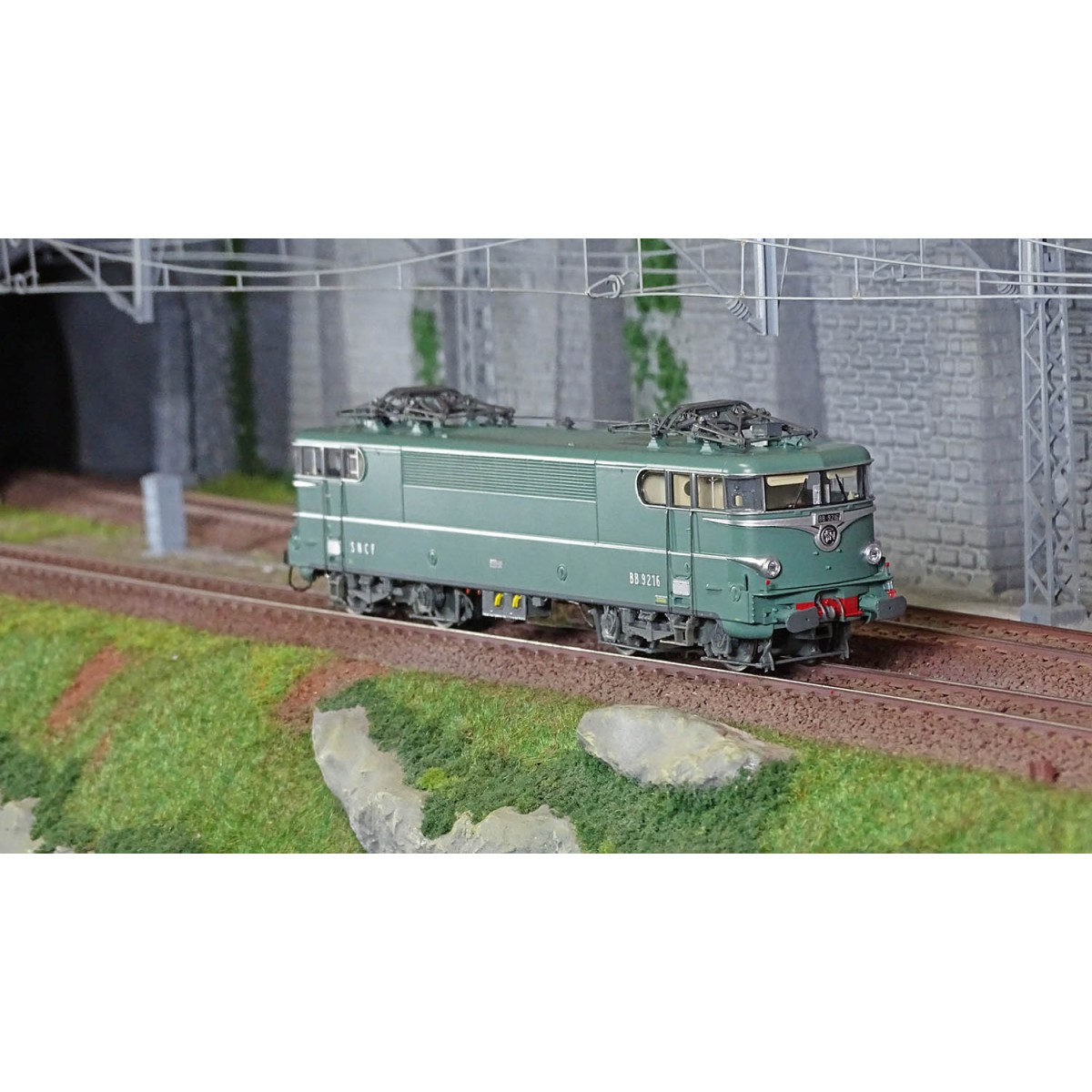 Ree Modeles MB202.S BB 9216 electric locomotive, Green, with skirts...