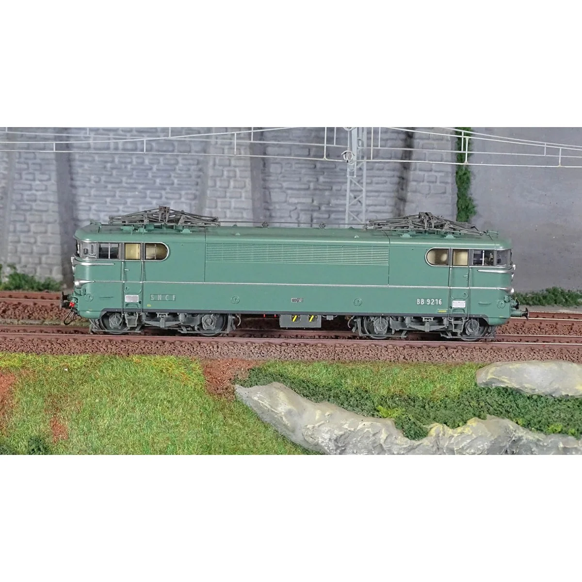 Ree Modeles MB202 BB 9216 Electric Locomotive, Green, with skirts, ...