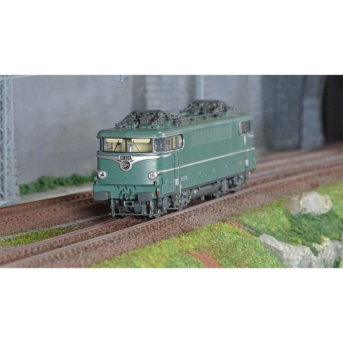 Ree Modeles MB203 BB 9218 Electric Locomotive, Green, without skirt...