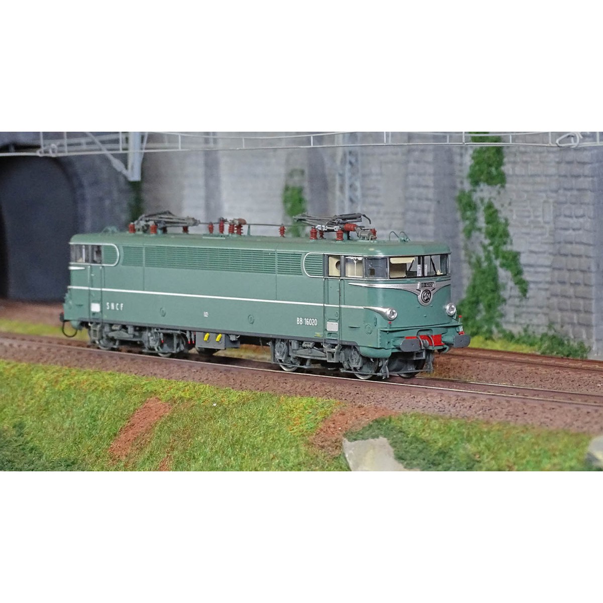 Ree Modeles MB206.S BB 16020 electric locomotive, green, with skirt...