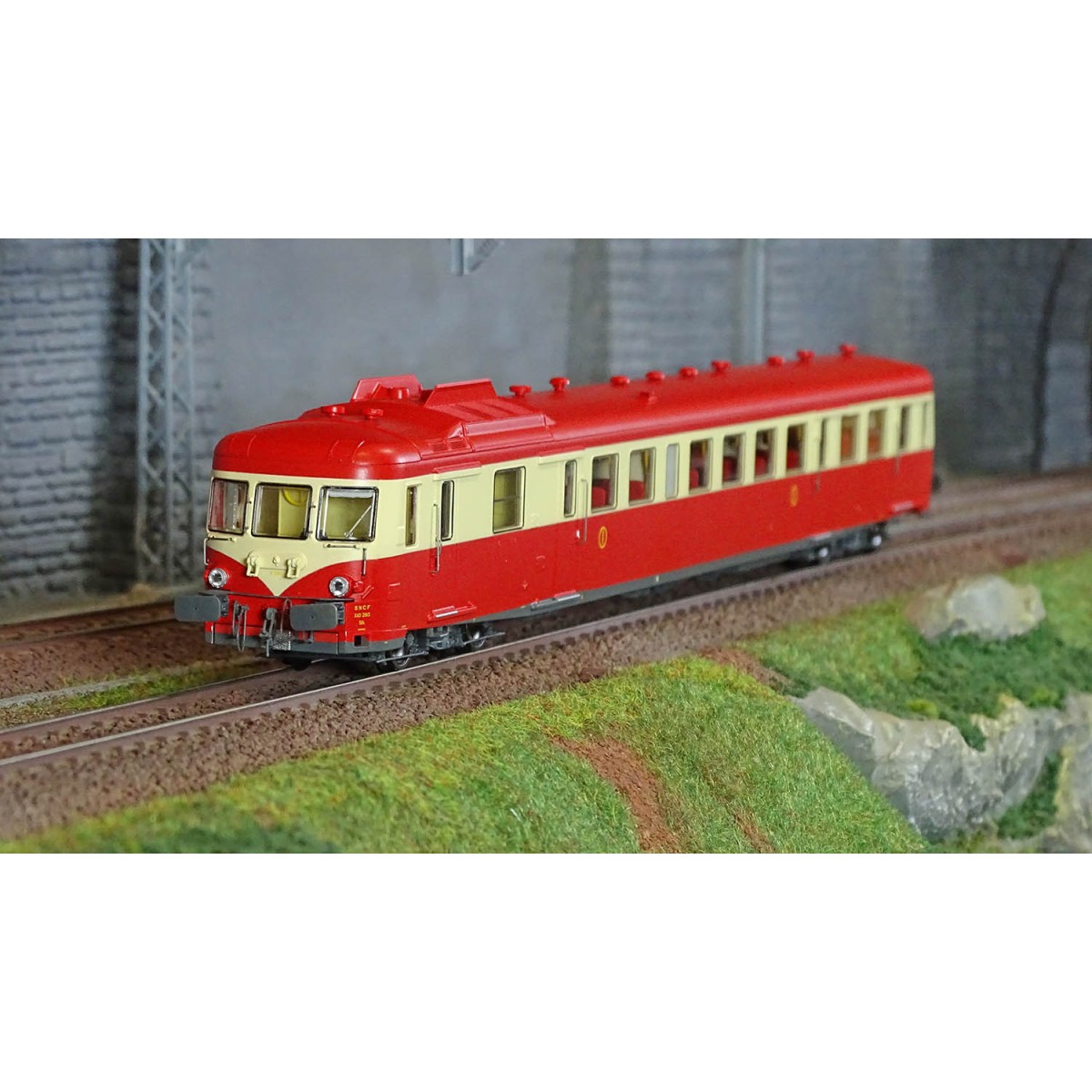 Ree Modeles MB229 Railcar X 2913, 1st class, Red and Cream, Red roo...