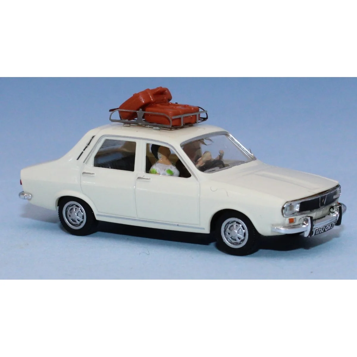 SAI 1736 Renault 12 TL, ivoire, galerie de toit, 2 valises, un conducteur et un passager Sai Sai_1736 - 1 SAI 1736 Renault 12 TL, ivoire, galerie de toit, 2 valises, un conducteur et un passager Sai Sai_1736 - 1