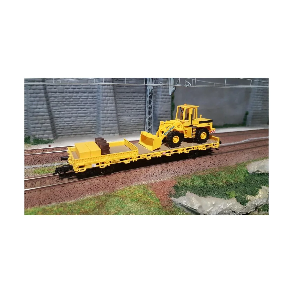 Kibri 26274 Flat wagon with axles, backhoe loader, and construction... Kibri 26274 Flat wagon with axles, backhoe loader, and construction...