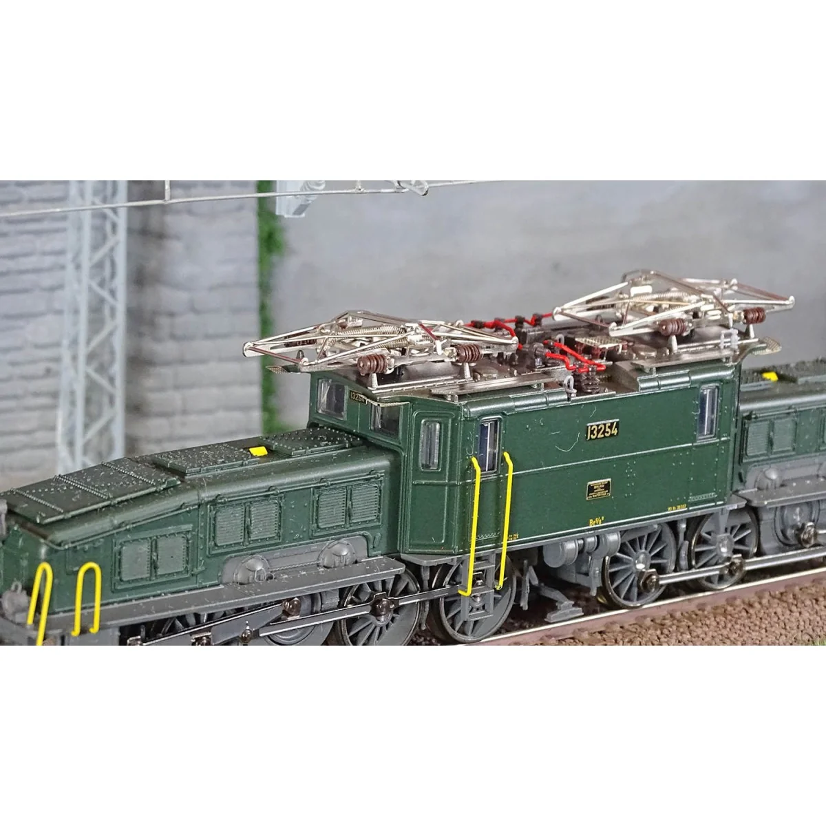 Trix 25596 Be 6/8 II "Crocodile" series electric locomotive, SBB, d...