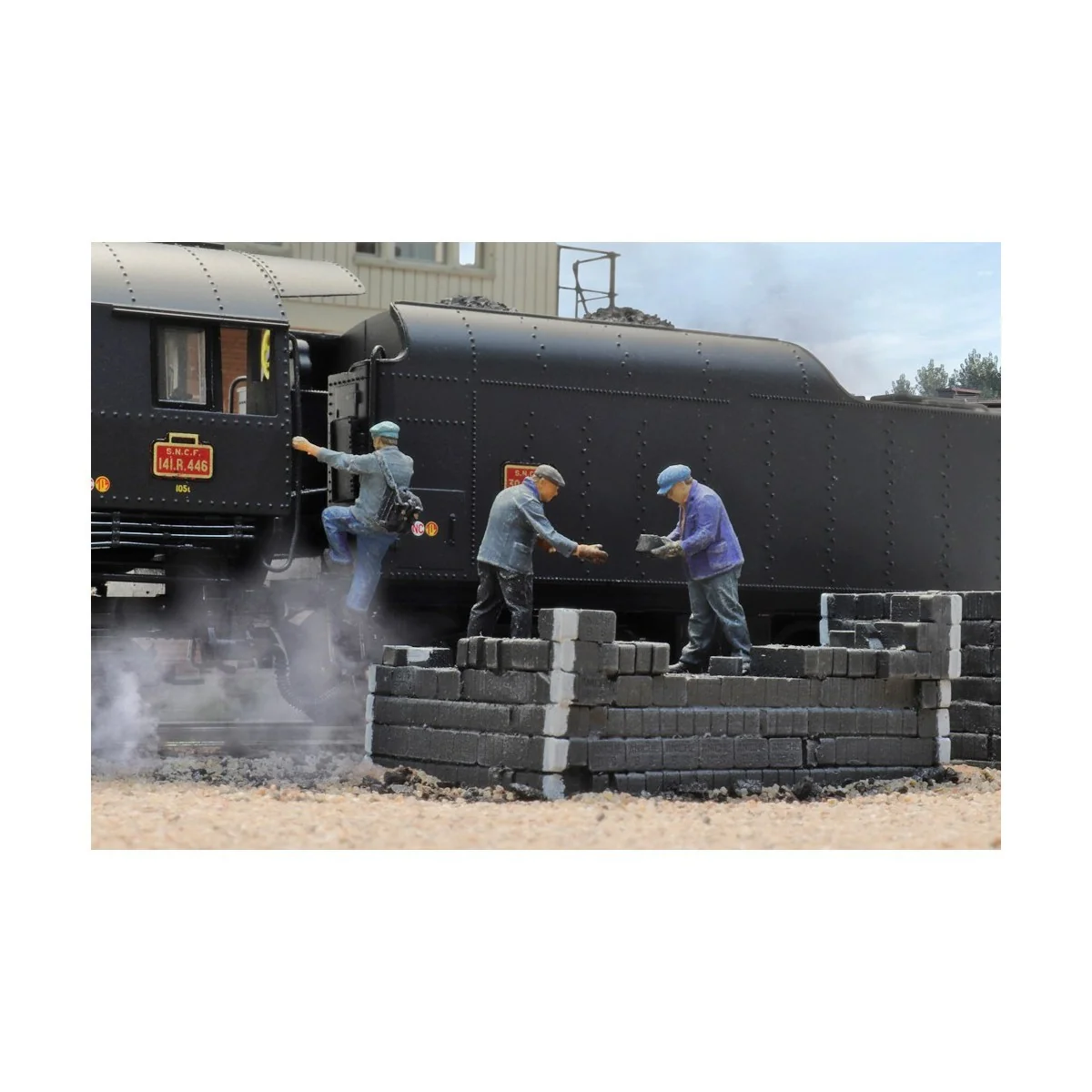 Artitec 7875032 SNCF Paintable Figures Loading Bricks - Arti_7875032