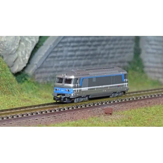 AZAR_L01-IS1D-Azar L01-IS1D Locomotive diesel BB 67424, SNCF, livrée Isabelle, logo casquette, digitale, échelle Z