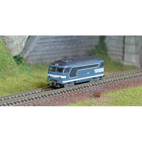 Azar L01-BL4A Locomotive diesel BB 67411, SNCF, livrée bleue, logo nouille, échelle Z AZAR Models AZAR_L01-BL4A - 1 AZAR_L01-BL4A-Azar L01-BL4A Locomotive diesel BB 67411, SNCF, livrée bleue, logo nouille, échelle Z