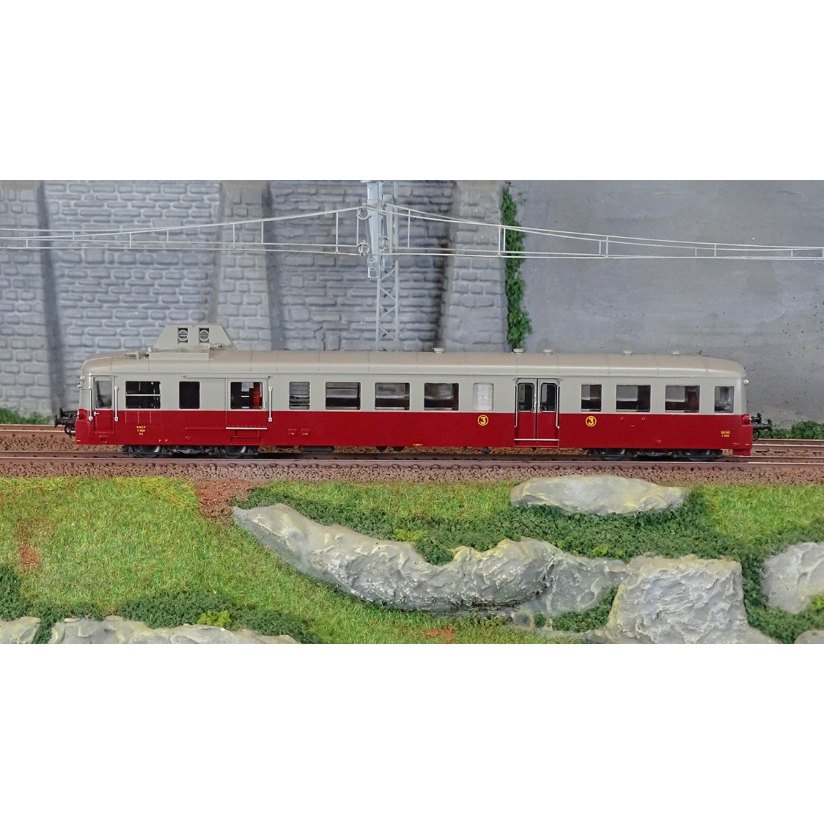 Jouef HJ2616 X 3800 Picasso diesel railcar, SNCF, ruby red/pearl gr...