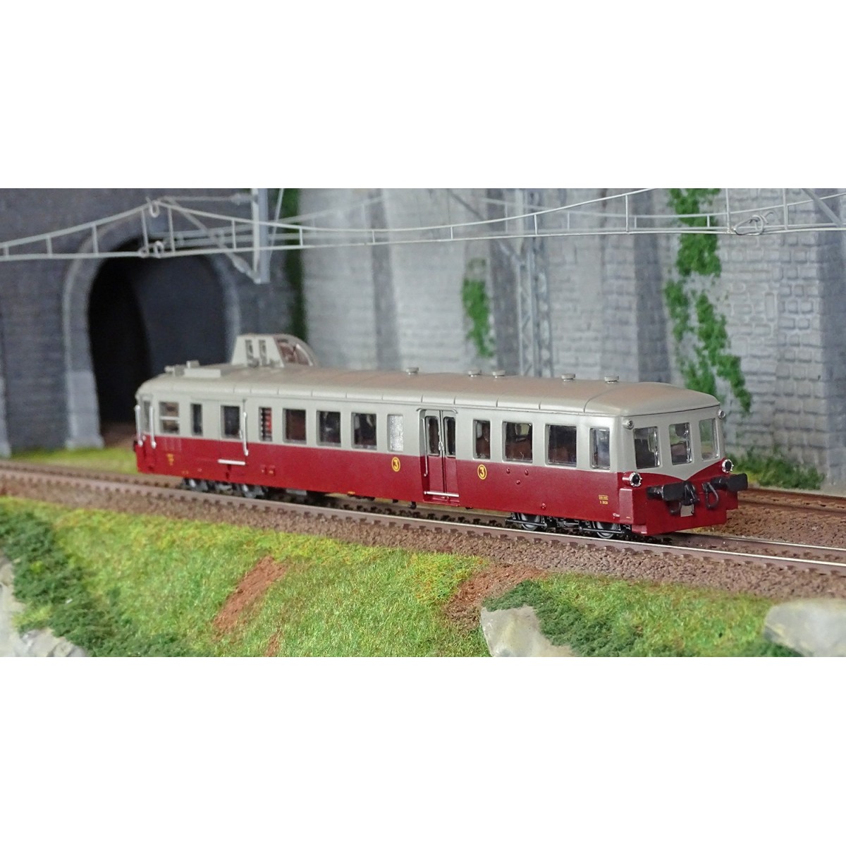 Jouef HJ2616 X 3800 Picasso diesel railcar, SNCF, ruby red/pearl gr...