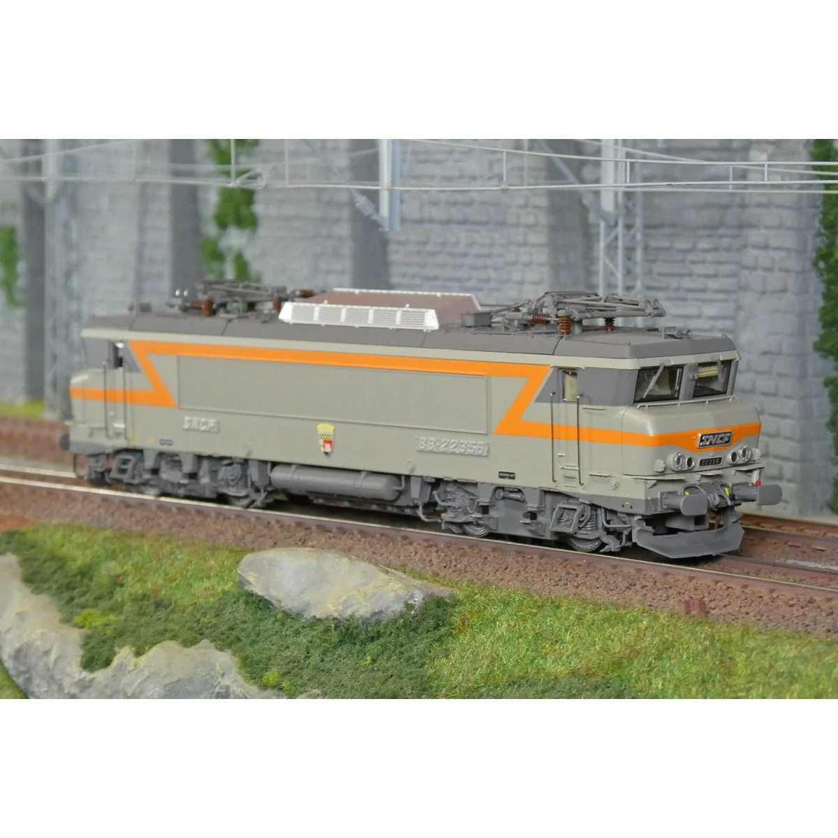 Ls Models 11105S Locomotive électrique BB 22356 SNCF, gris béton/orange, Blason LORIENT, Rennes, Digitale sonore Ls models Lsm_1