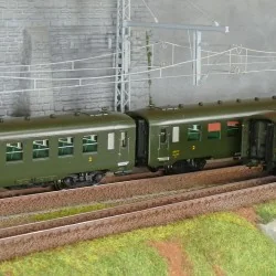 Ree Modeles VB389 Set de 3 voitures voyageurs DEV AO courtes, SNCF, B10 U52 / A8, vert 306, ep.III Ree Modeles VB-389 - 1