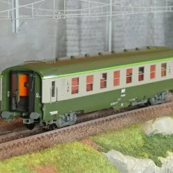 Ree Modeles VB398 Voiture voyageurs DEV AO courte, SNCF, B8 ex-A8 U53, vert 302/gris 804, ep.IV-V Ree Modeles VB-398 - 1