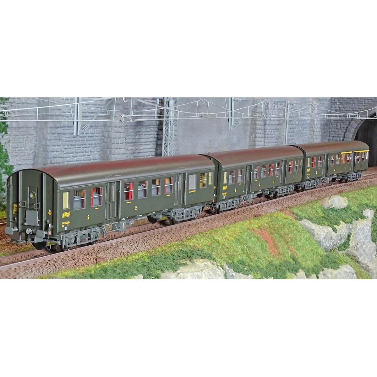 EPM 41.33.05 Set de 3 voitures Romilly, A5B4tz + B9 1/2t + B7Dt, châssis gris, logo encadré jaune, SNCF, éclairé EPM, Euro Passi