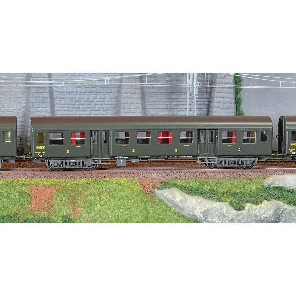 EPM 41.33.05 Set de 3 voitures Romilly, A5B4tz + B9 1/2t + B7Dt, châssis gris, logo encadré jaune, SNCF, éclairé EPM, Euro Passi