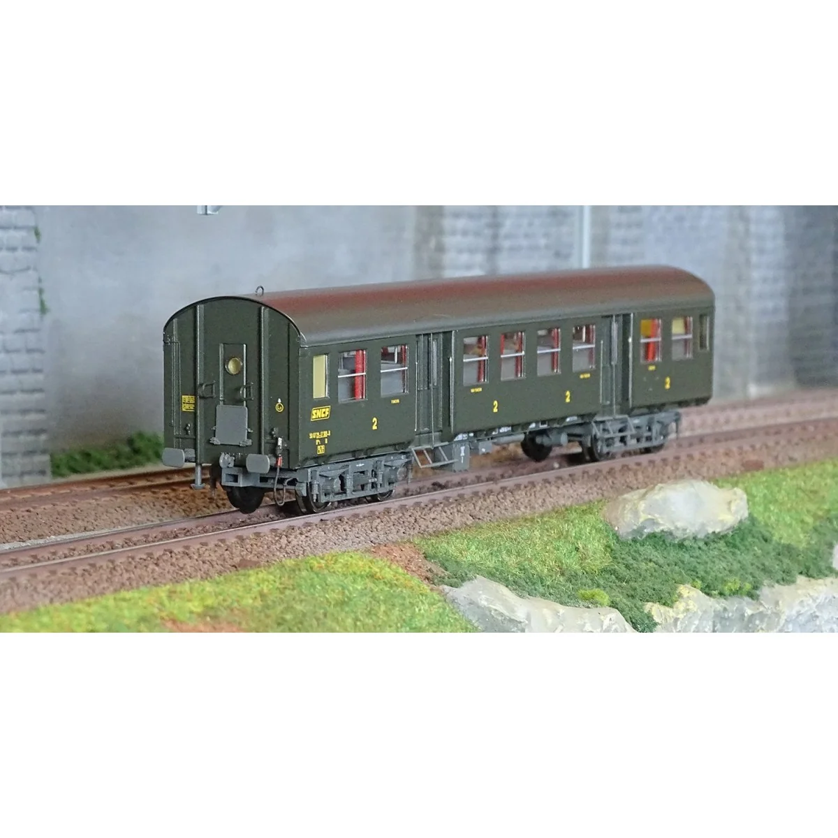 EPM 41.33.07 Voiture Romilly, B9 1/2t, châssis gris, logo encadré jaune, SNCF, éclairé EPM, Euro Passion Models EPM_41.33.07 - 1 EPM 41.33.07 Voiture Romilly, B9 1/2t, châssis gris, logo encadré jaune, SNCF, éclairé EPM, Euro Passion Models EPM_41.33.07 - 1
