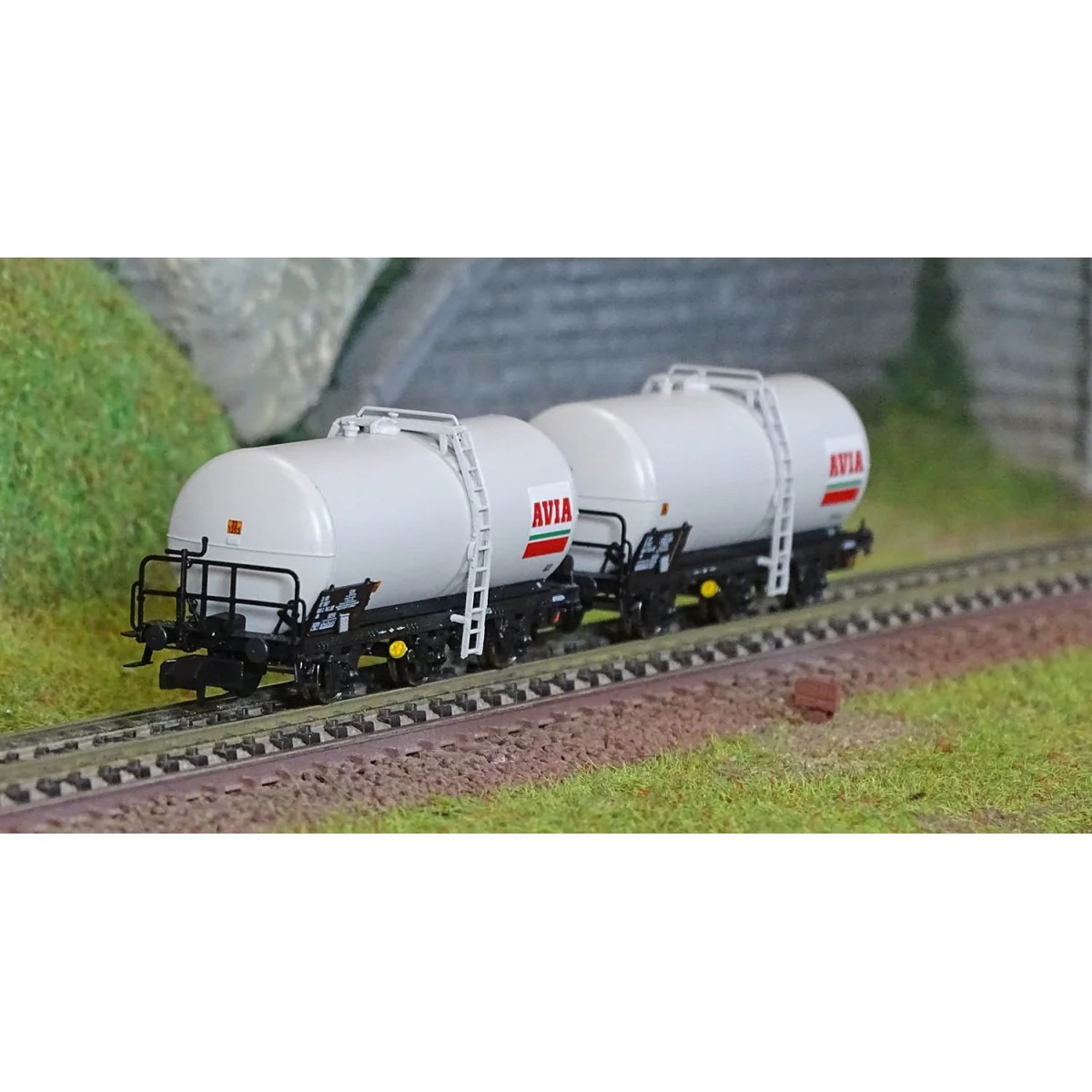 Arnold HN6676 Set of 2 three-axle tank wagons, SNCF, AVIA, N scale Arnold HN6676 Set of 2 three-axle tank wagons, SNCF, AVIA, N scale