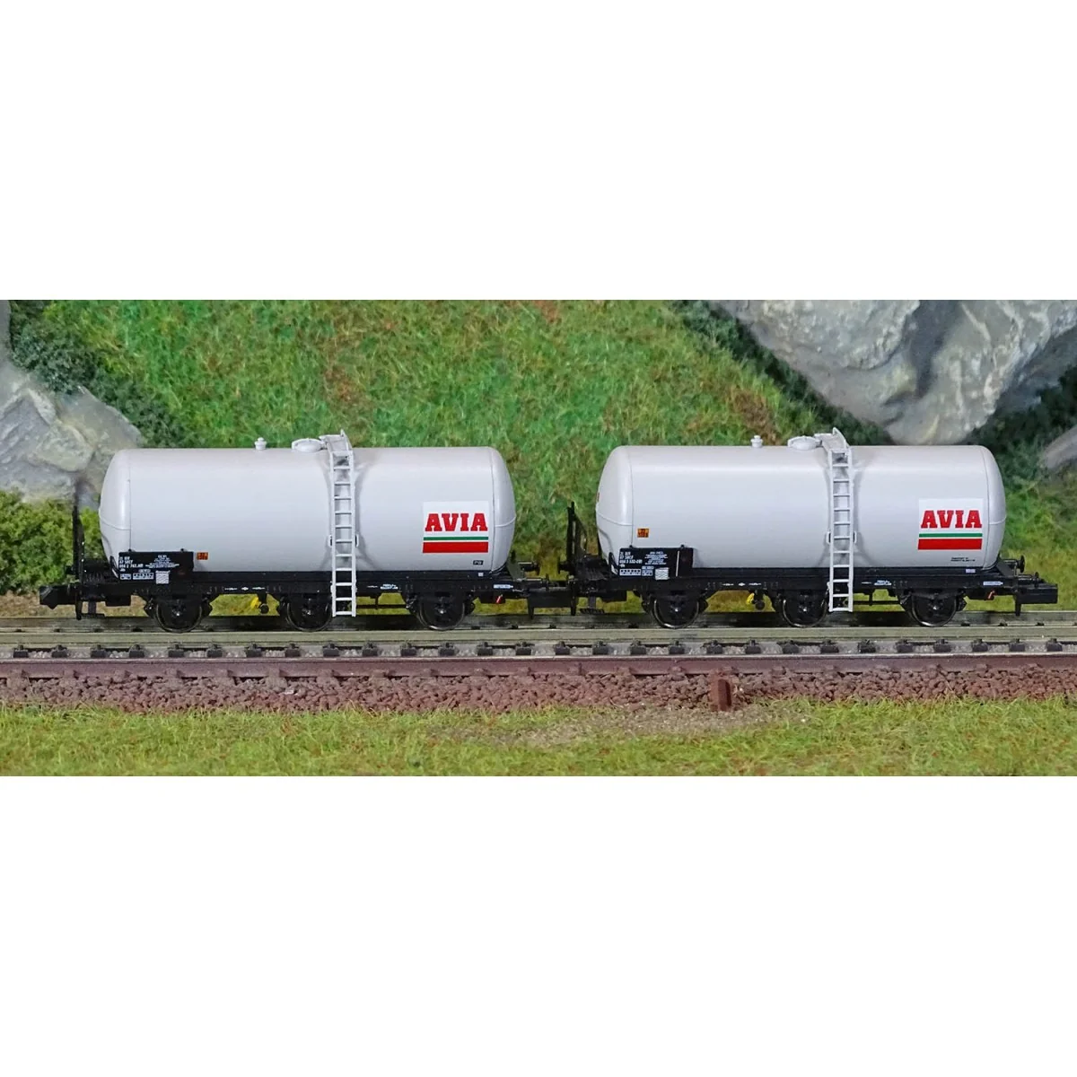 Arnold HN6676 Set de 2 wagons citernes à 3 essieux, SNCF, AVIA, échelle N Arnold HN6676 - 2