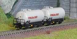 Arnold HN6677 Set of 2 three-axle tank wagons, SNCF, Petroles de l'...