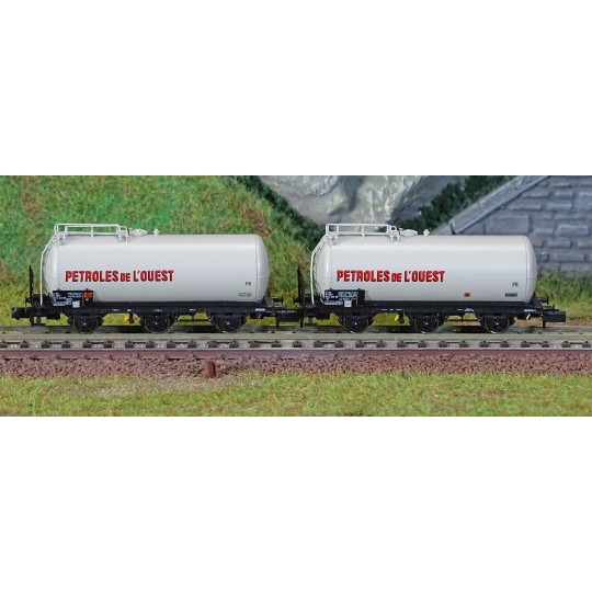 HN6677-Arnold HN6677 Set of 2 three-axle tank wagons, SNCF, Petroles de l'Ouest, N scale