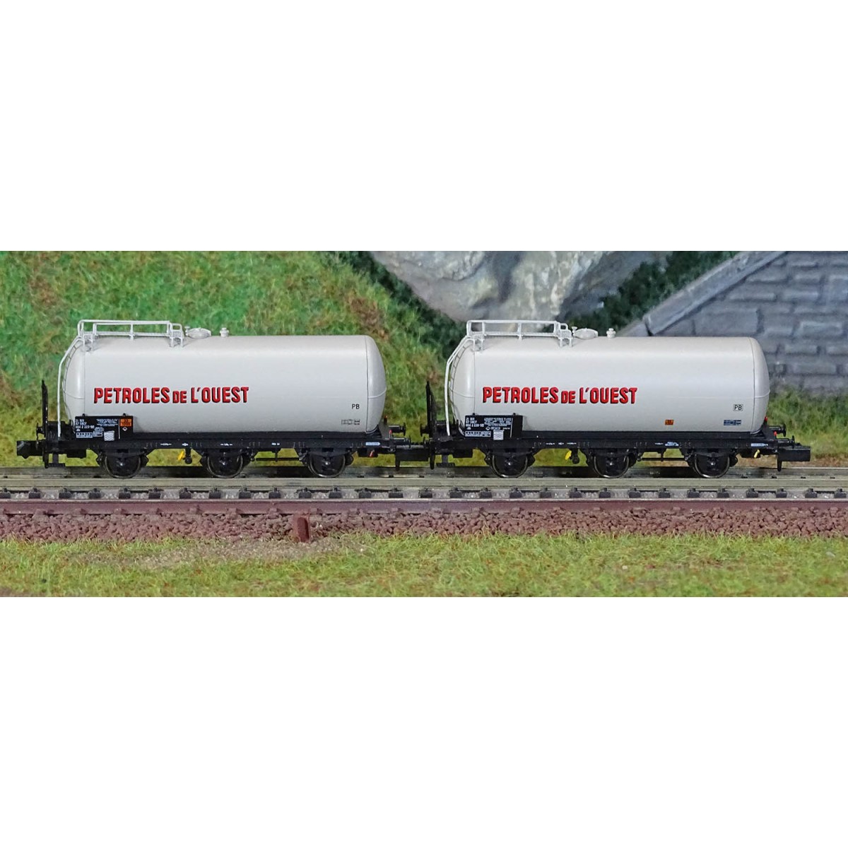 Arnold HN6677 Set of 2 three-axle tank wagons, SNCF, Petroles de l'...