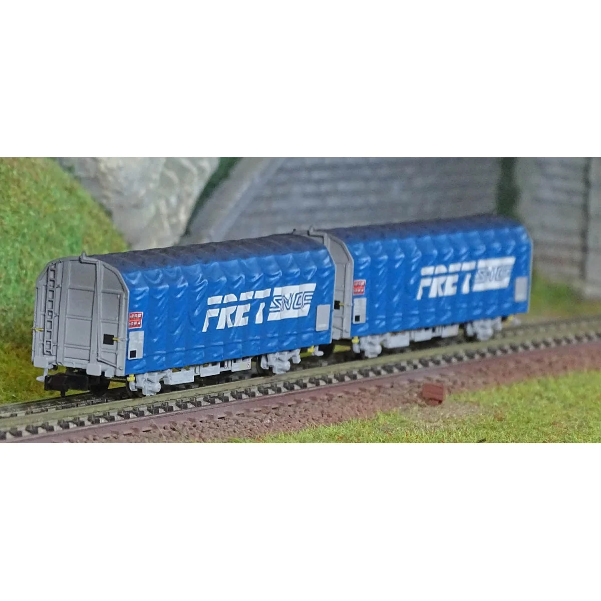 Arnold HN6696 Set of 2 two-axle covered wagons, type K70 Kils, SNCF... Arnold HN6696 Set of 2 two-axle covered wagons, type K70 Kils, SNCF...