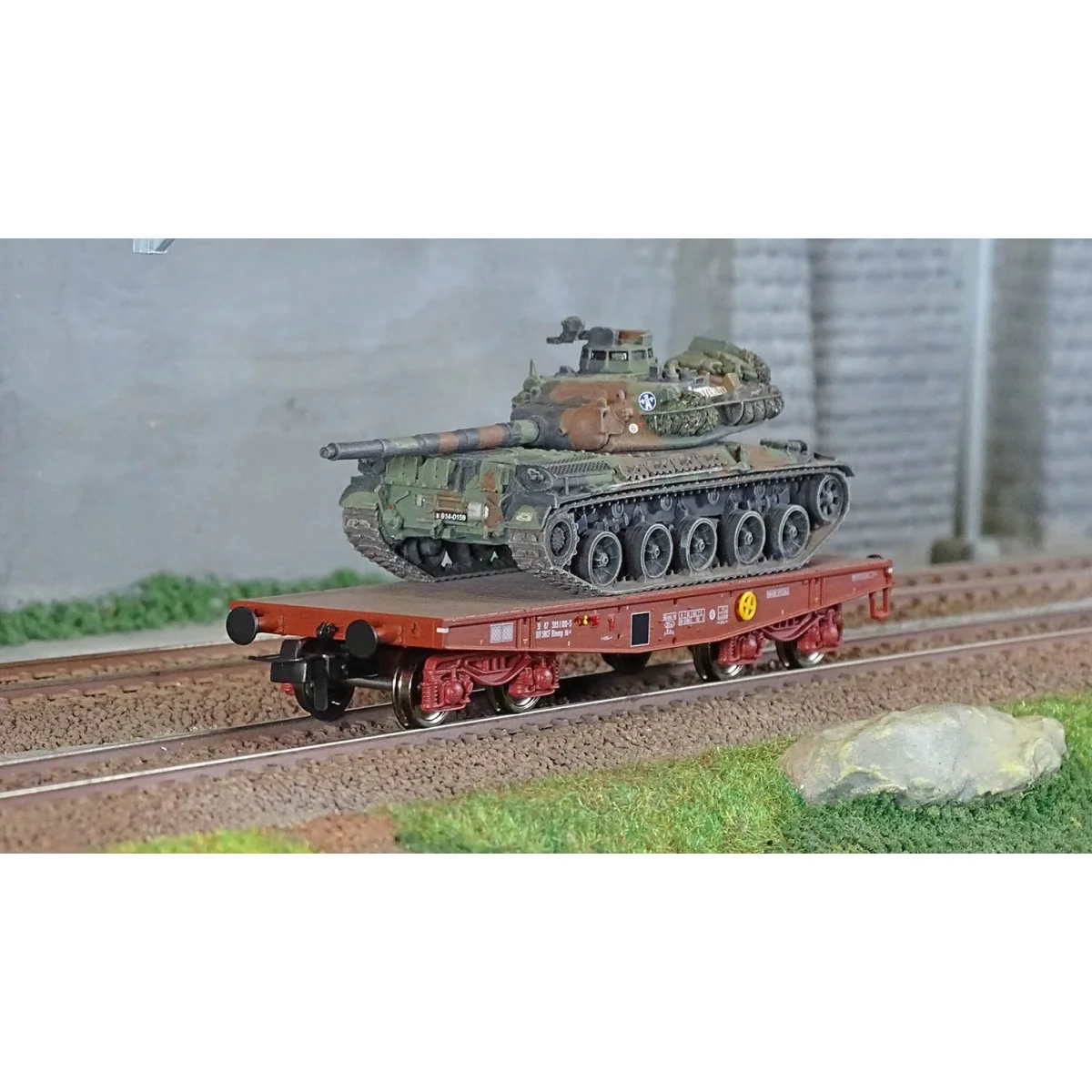 Ree models WBA034 Rlmmp tank transporter wagon, SNCF + AMX 30B tank...