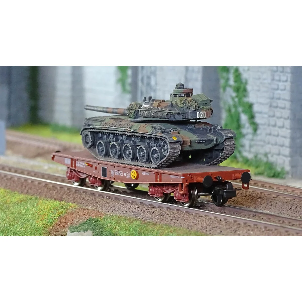 Ree models WBA034 Rlmmp tank transporter wagon, SNCF + AMX 30B tank...