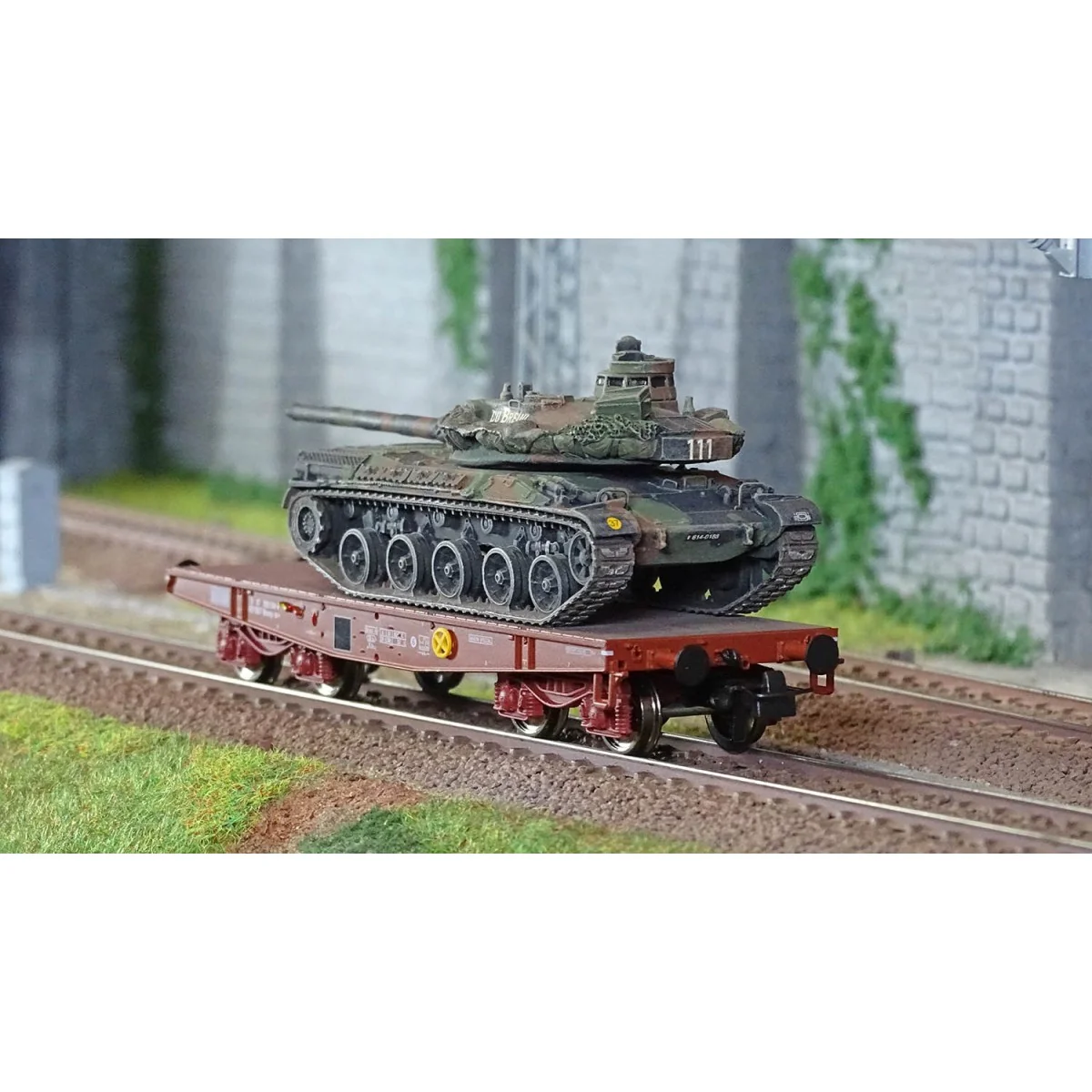 Ree models WBA035 Rlmmp tank transporter wagon, SNCF + AMX 30B tank...