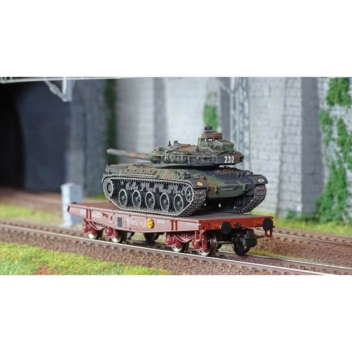 Ree models WBA036 Rlmmp tank transporter wagon, SNCF + AMX 30B tank...