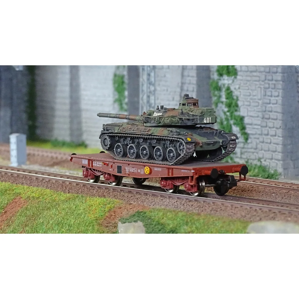 Ree models WBA038 Rlmmp tank transporter wagon, SNCF + AMX 30B tank...