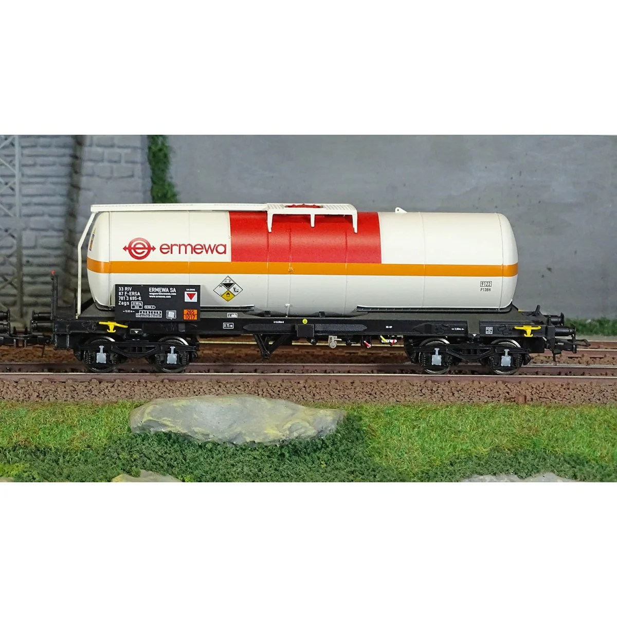 Jouef HJ6250 Set of 2 bogie tank wagons, chlorine transport, VTG + ...