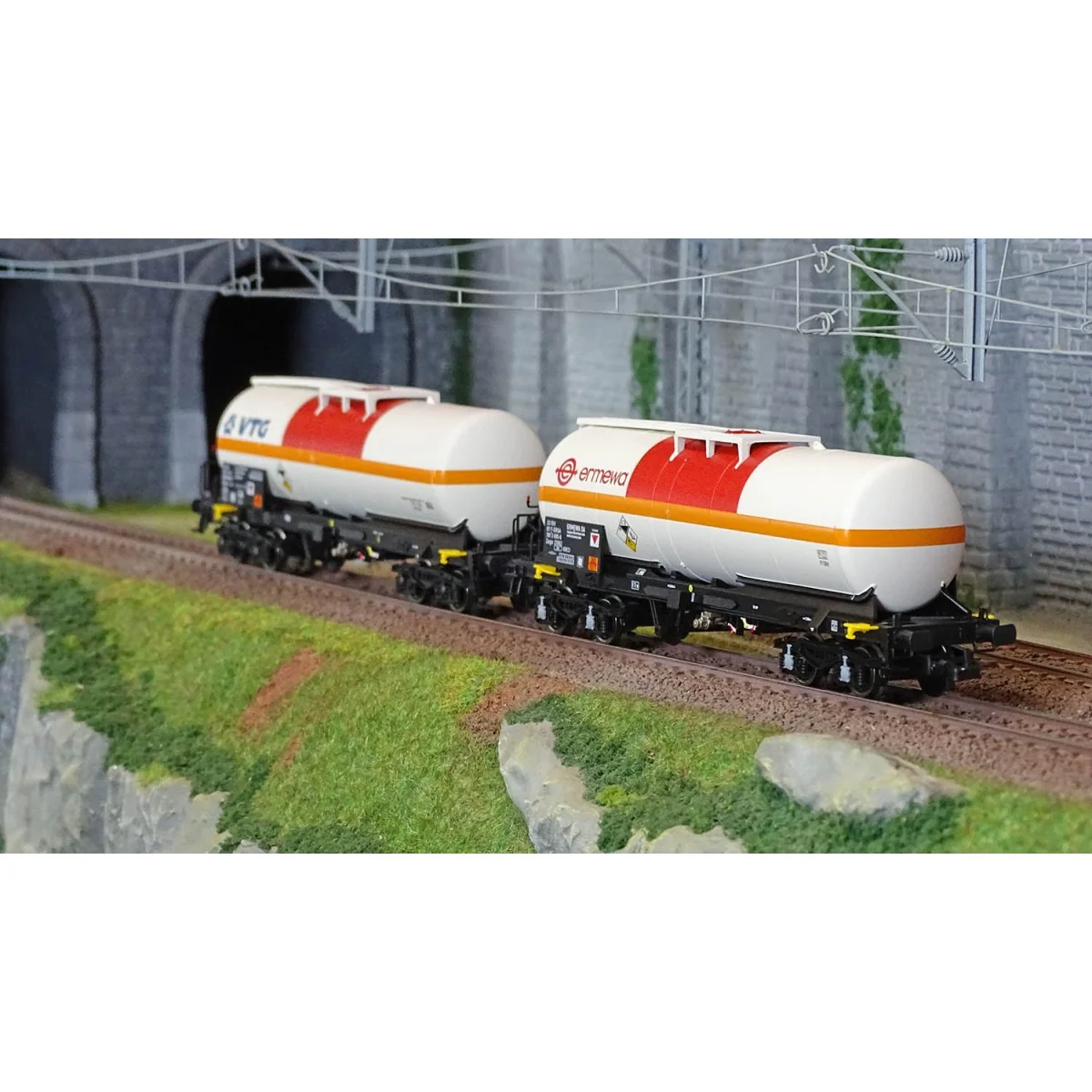 Jouef HJ6250 Set of 2 bogie tank wagons, chlorine transport, VTG + ...