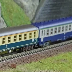 Arnold HN4437 Set de 3 voitures D242 Paris - Berlin - Warszawa, 1x DB Am et 2x SNCF DEV AO B10, échelle N Arnold HN4437 - 1