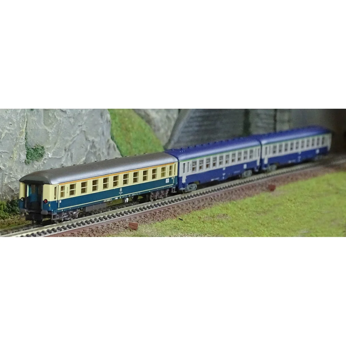 Arnold HN4437 Set of 3 D242 Paris - Berlin - Warsaw coaches, 1x DB ...