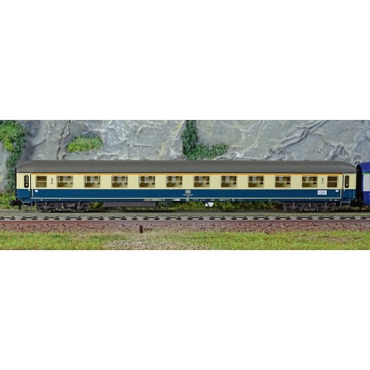 HN4437-Arnold HN4437 Set of 3 D242 Paris - Berlin - Warsaw coaches, 1x DB Am and 2x SNCF DEV AO B10, N scale