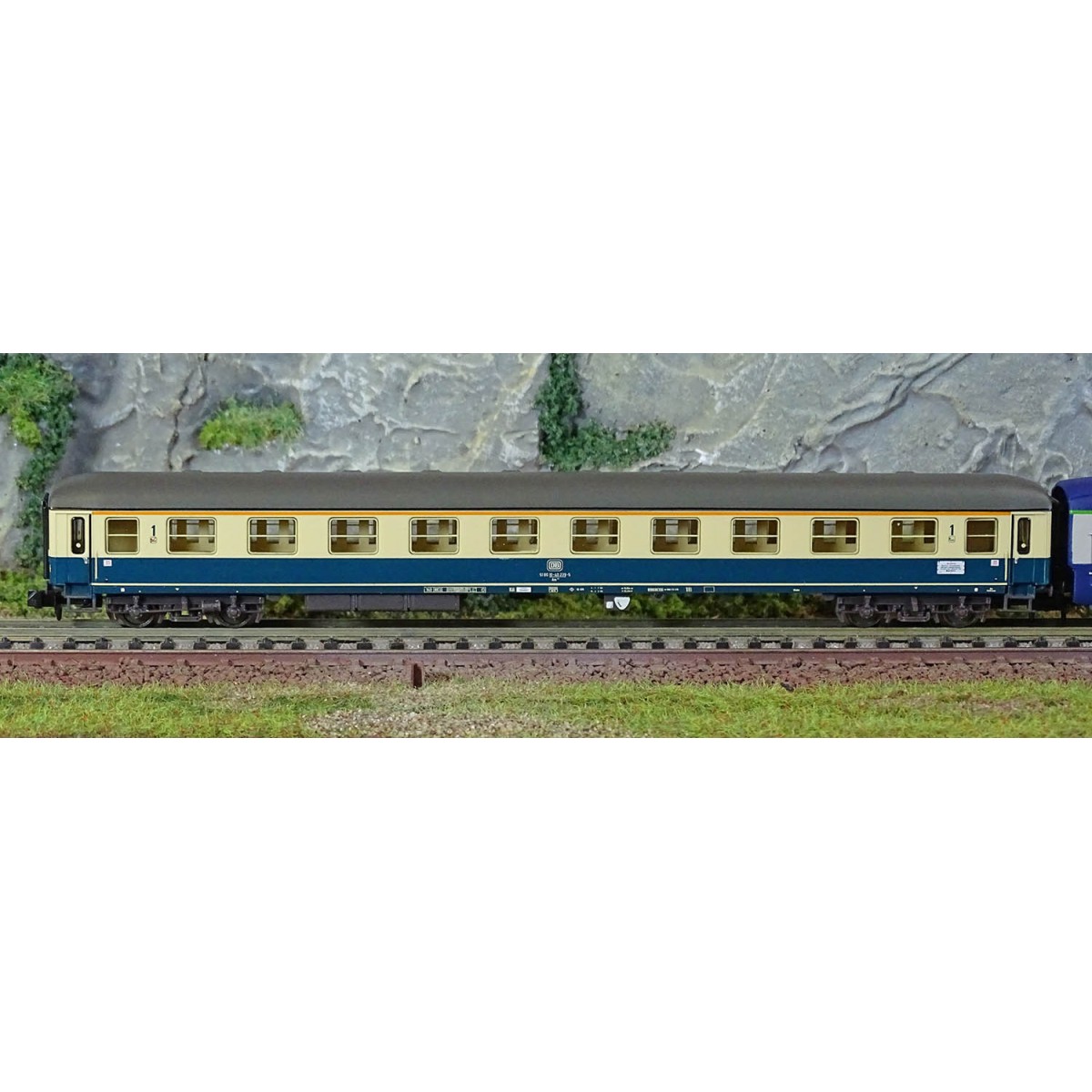 Arnold HN4437 Set of 3 D242 Paris - Berlin - Warsaw coaches, 1x DB ...