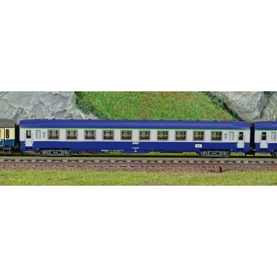 Arnold HN4437 Set of 3 D242 Paris - Berlin - Warsaw coaches, 1x DB ... HN4437-Arnold HN4437 Set of 3 D242 Paris - Berlin - Warsaw coaches, 1x DB Am and 2x SNCF DEV AO B10, N scale
