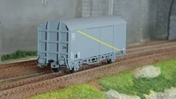 LS Models 30681 Wagon EVS, Hs, SNCF, gris, toit haut, bande jaune, faces planes, bouts gaufrés, E.V.S Ls models Lsm_30681 - 1